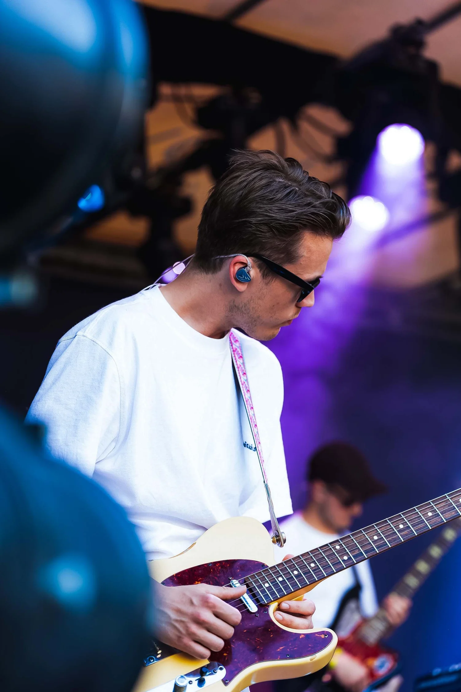 Joakim Vikanes, alias Malvin, med gitar på scenen